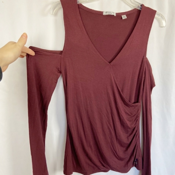 Abercrombie & Fitch Tops - ❌SOLD❌ LAST DAY! A&F Cold Shoulder wrap tee